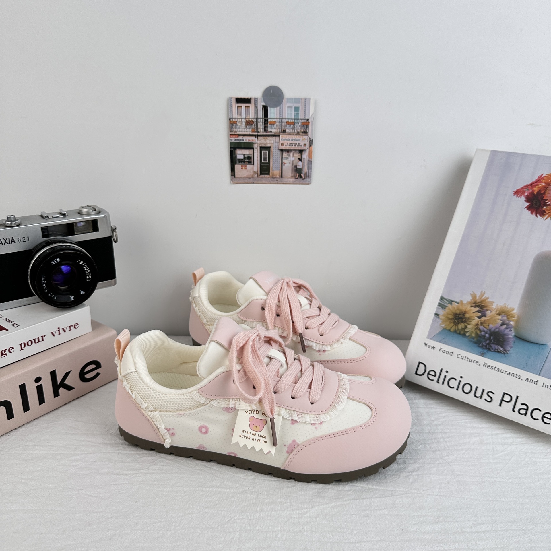 Yuanbo zapatos blancos para mujeres 2025, verano nuevo oso impresión de zapatos de entrenamiento, zapatos de skate casuales, zapatos de pan de cabello