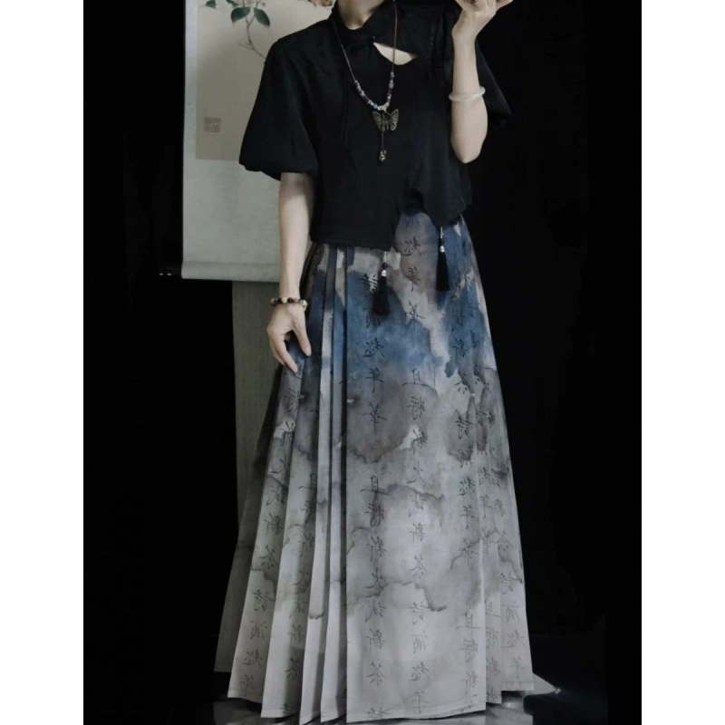 Новая юбка с конским лицом из тысячи символов написана в зеленом холме