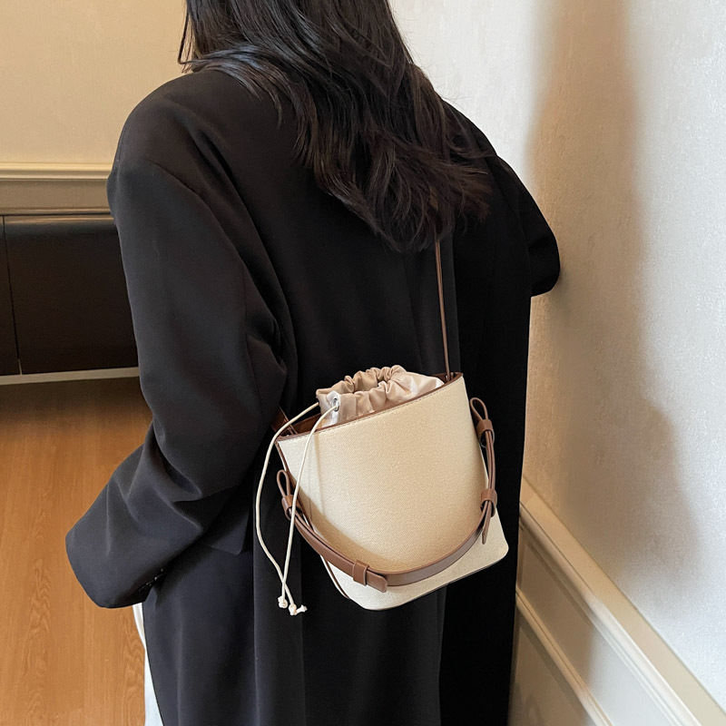 2025 nueva bolsa de cubo de lona de color de contraste para mujeres de alto nivel nicho de diseño de viaje de hombro portátil bolso de mano