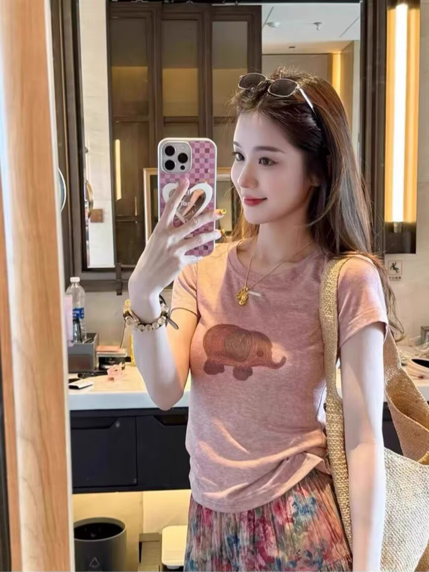 Áo thun nữ ngắn tay in hình voi nhỏ phong cách dịu dàng — màu hồng