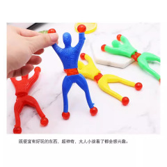 壁に登るクモ人は手の粘りを知っています。