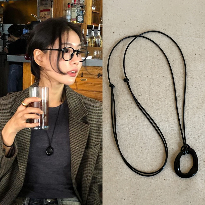 Korean Blogger's Same Geometric Hollow Obsidian Pendant Necklace for Women, Simple and Stylish Sweater Chain