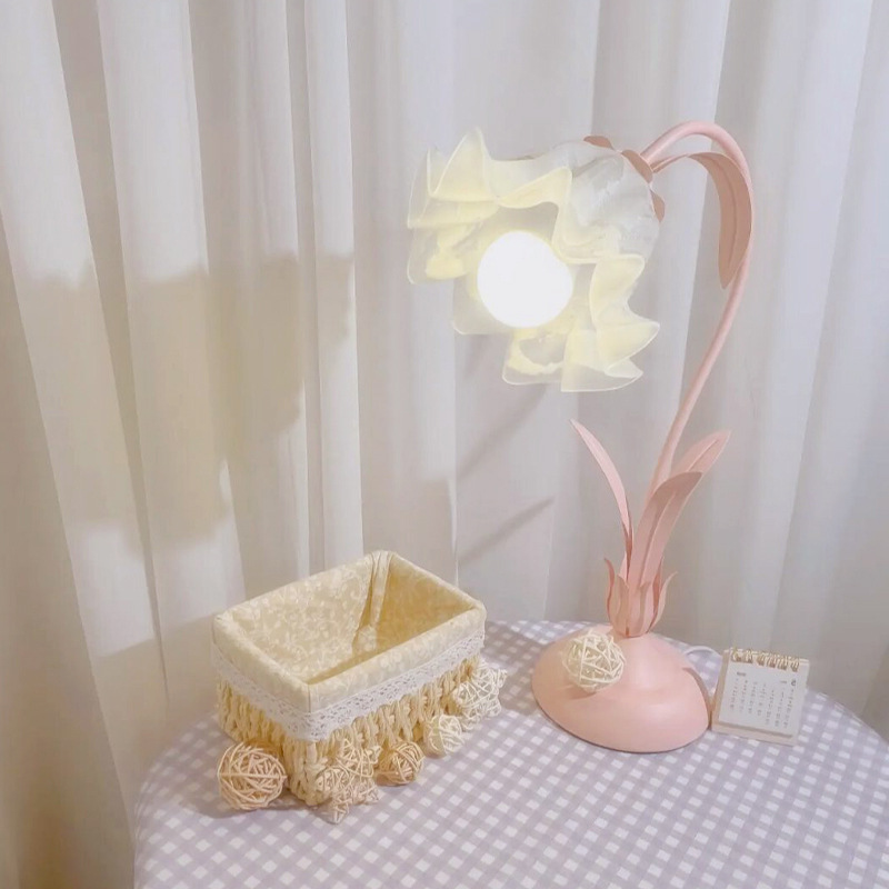 Table lamp for bed, LED lights, internet celebrity, flowered