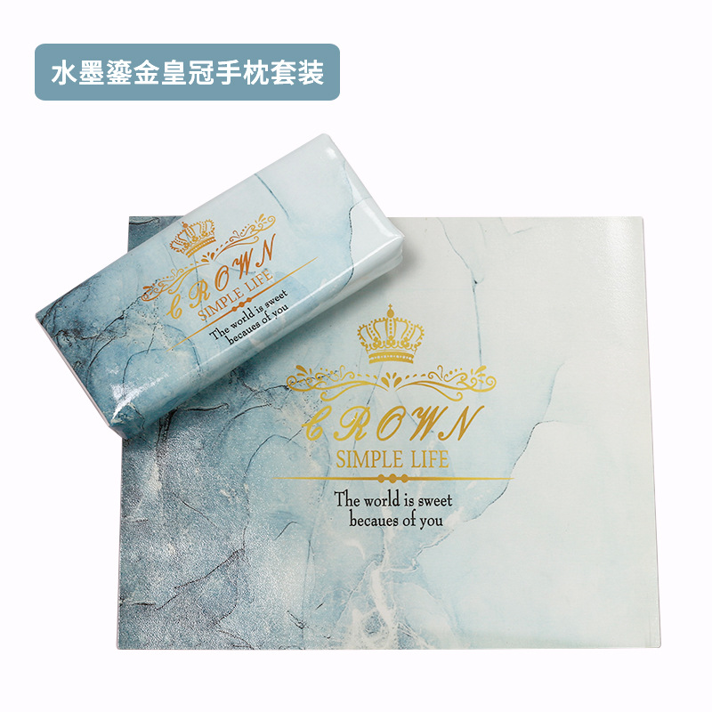 Traje de almohada de mano de soporte - corona dorada con tinta y lavado