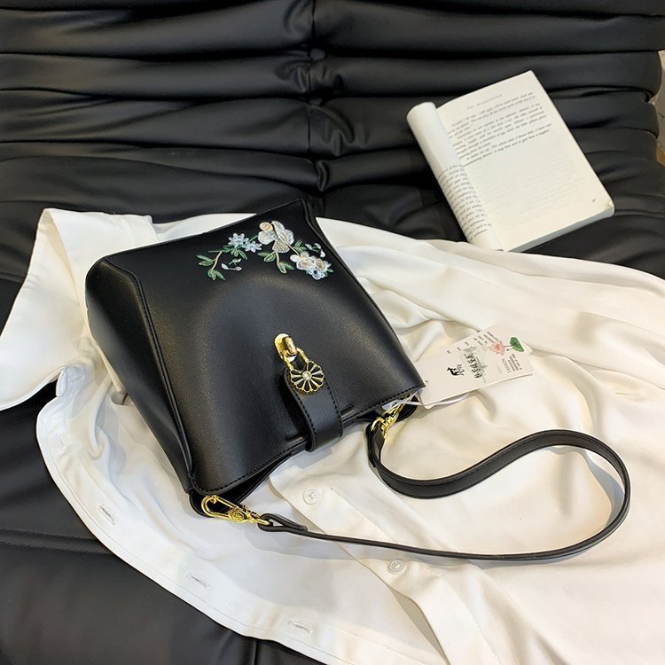 Guofeng bolsa de hombro para mujeres de gran capacidad bolsa de cubo de agua China bordado de color contrastante ocio viaje de otoño nueva bolsa para mujeres