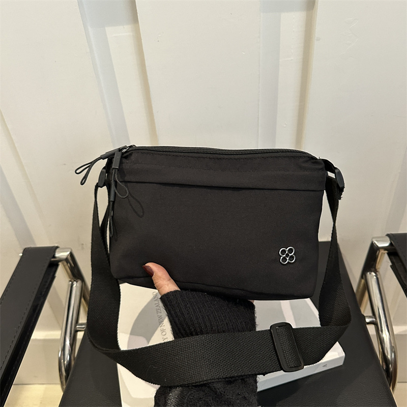 Bolso pequeño para mujeres 2024 invierno nueva moda moda ligera ocio mochila de hombro de transporte de aire extranjero bolso pequeño