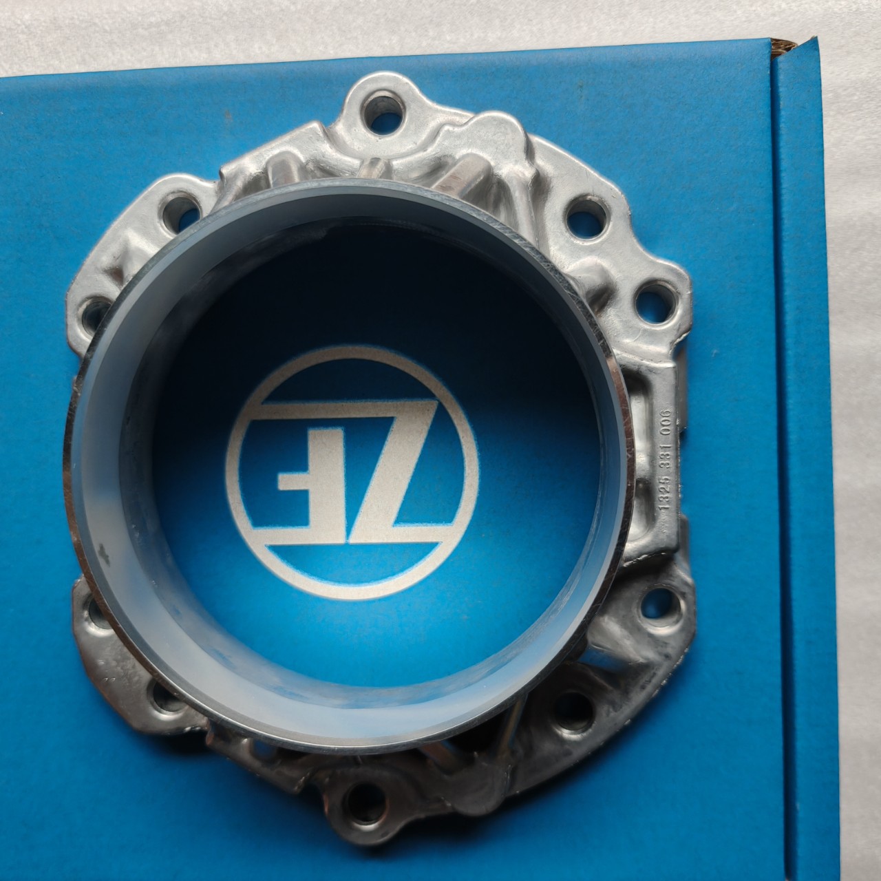Suitable for Dongfeng and Sinotruk vehicles; ZF transmission cylinder end cover/rear cover for the second shaft, part number 1325.331.006