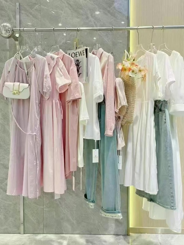 杭州四季清婦人服 2025 夏の新フォレストスタイル小さなクリア花柄ドレス女性のクリアランススカート卸売|undefined