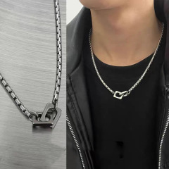 シンプルなダブルリングはチタン鋼のネックレスを掛けます。