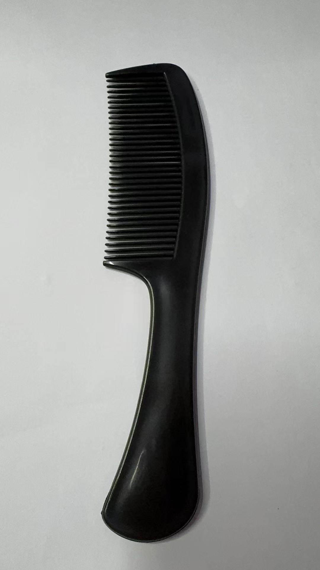 Гребень с черной ручкой