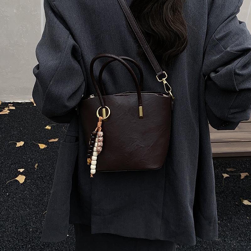 Bolsa de mano de textura retro de gran capacidad para mujeres otoño y invierno 2025 nuevo tipo de mochila de transporte público bolsa de hombro universal