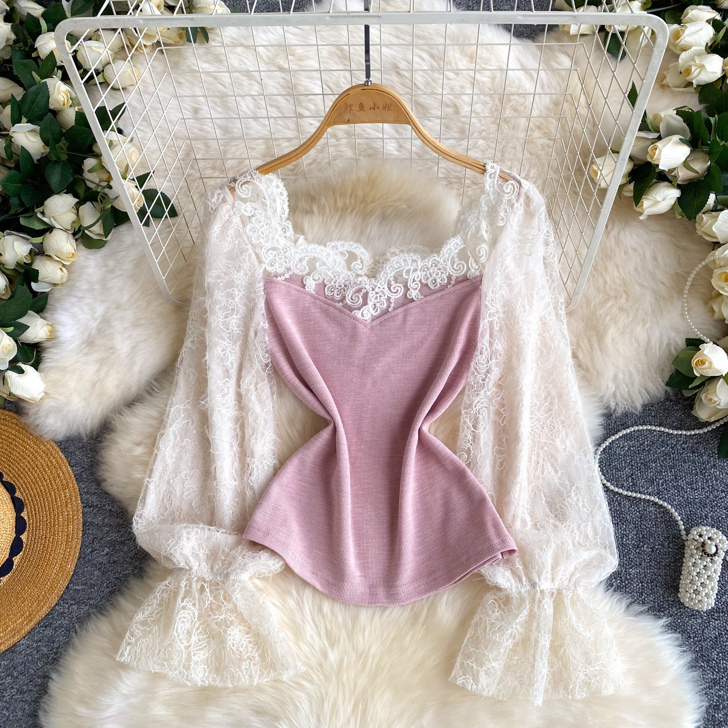Elegante, langärmlige Strickjacke im französischen Stil mit Spitzenbesatz und eckigem Ausschnitt – ein verführerisches Oberteil für den frühen Frühling und perfekt für Pendler._voghion.com