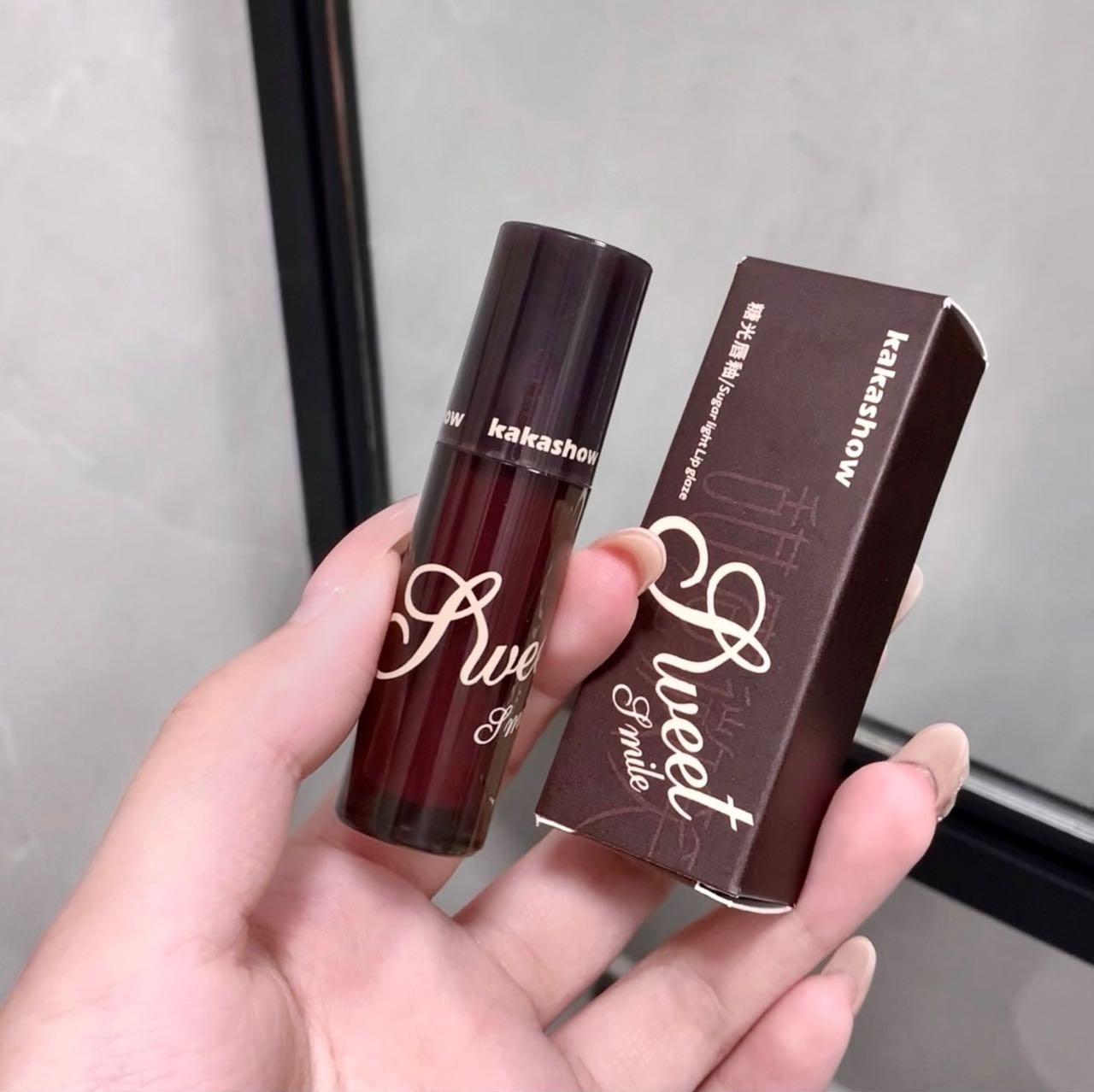 kakashow Sugar Gloss Lip Gloss Lipstick, with a water-like mirror finish, is clear and pure, not easy to stick to the glass, making the lips rosy and fair. Affordable for students undefined