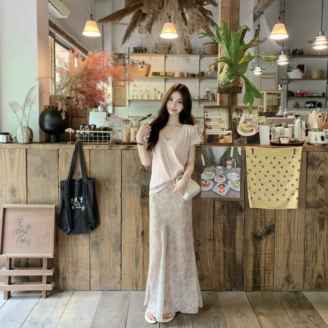 Женская футболка больших размеров с v-образным вырезом и короткими рукавами, женская летняя розовая юбка с цветочным принтом, юбка, закрывающая бедра, нежный стиль, комплект из двух предметов