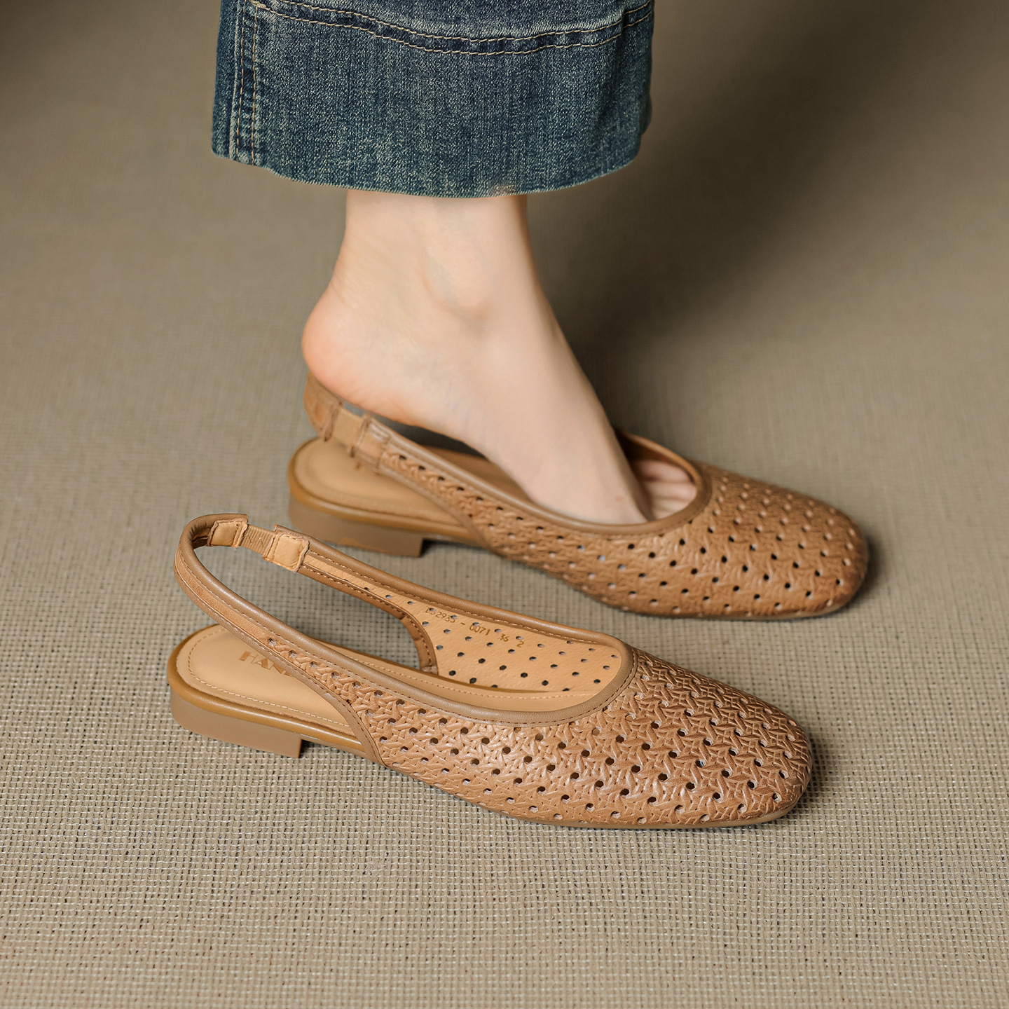 Sandal nữ đế bệt mũi bọc da bò, quai sau hở, phong cách vintage đan lỗ — đen