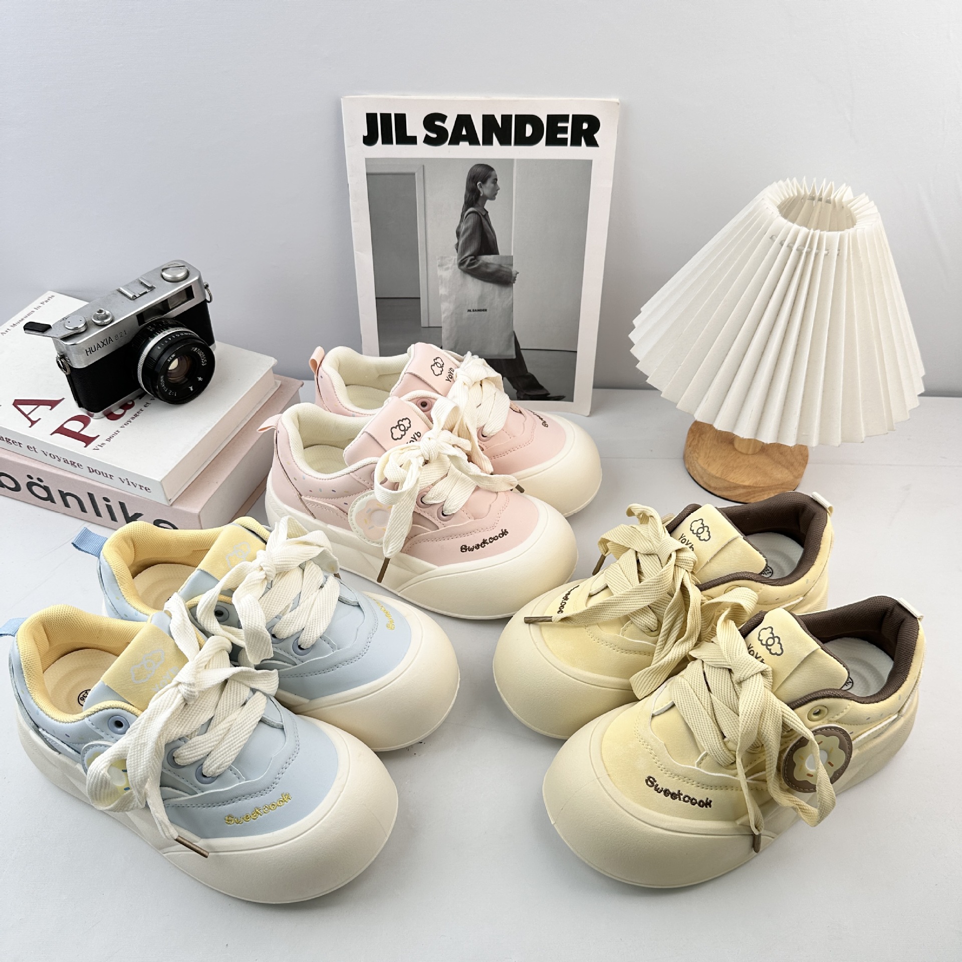 Zapatos blancos de fondo grueso para mujeres 2025 nuevos zapatos de skate coreanos que coinciden con zapatos de nicho casuales zapatos de pan