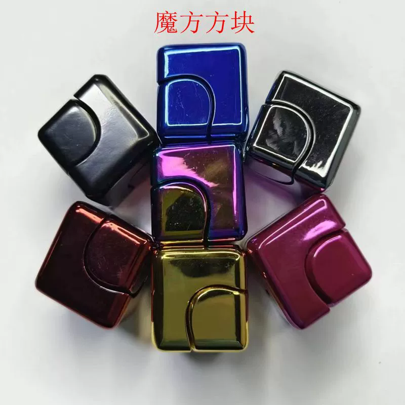 Красочный кубик Рубика с кубиками гироскопа с пальцами