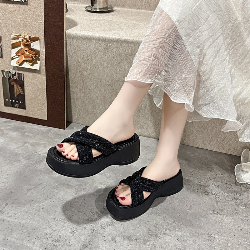 Dép sandal nữ đế xuồng quai chữ V đính đá bạc — Màu đen