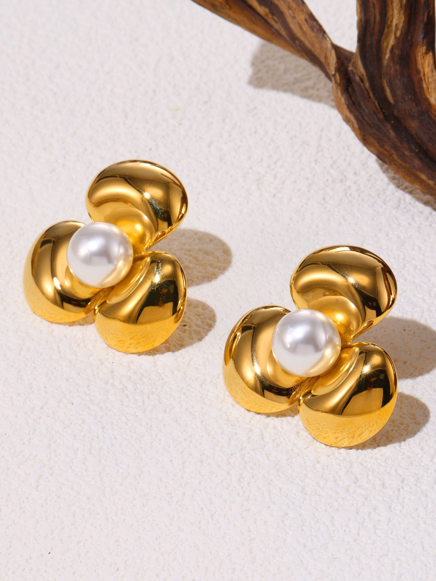 Quadratische Ohrringe mit zuckerartiger Blütenblattstruktur und Perlenbesatz, Damen-Ohrringe aus Edelstahl und passende Ohrringkombination_voghion.com