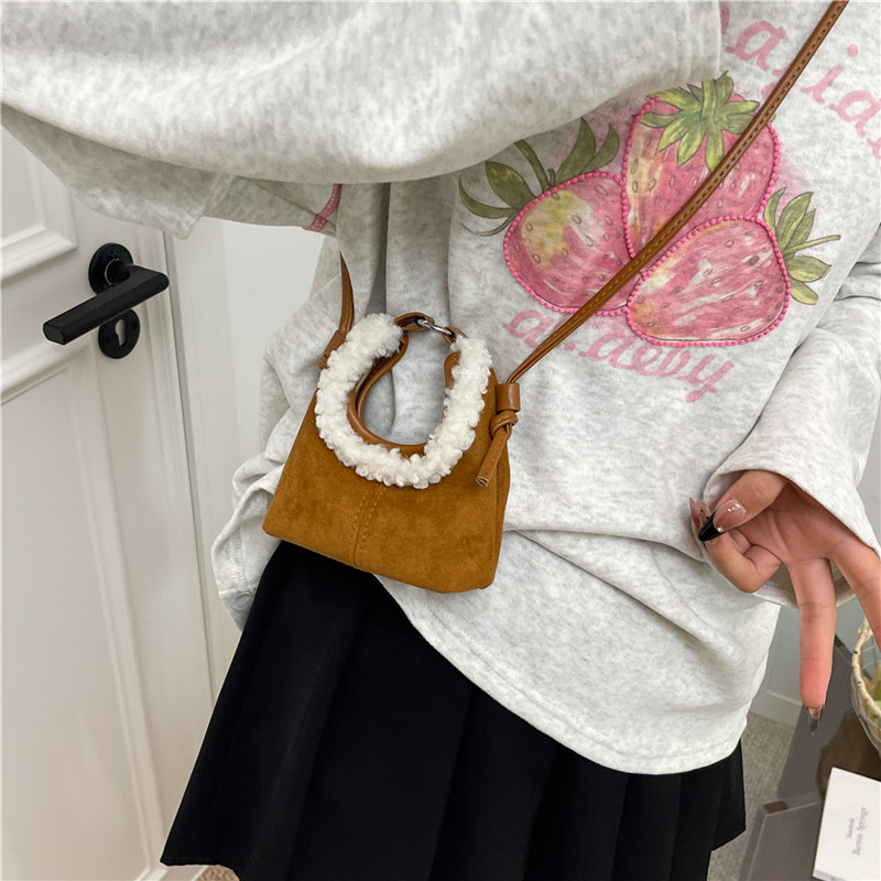 Otoño y invierno red bolso de peluche rojo para niños bolso mini bebé de color sólido 2025 nuevo tipo de niña mochila de hombro