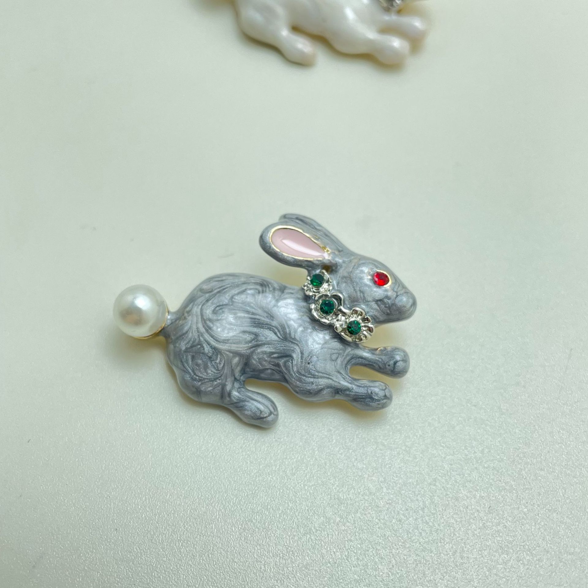 European and American cross-border Easter cute bunny brooch, vintage enamel oil-drip pearl rabbit brooch, manufacturer wholesale