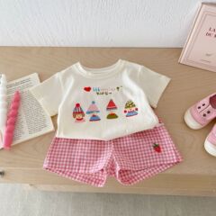 女の子漫画セット0-5歳の夏の韓国の子供服の赤ちゃんの超萌えtシャツの格子の半ズボンの2つのセットのat137