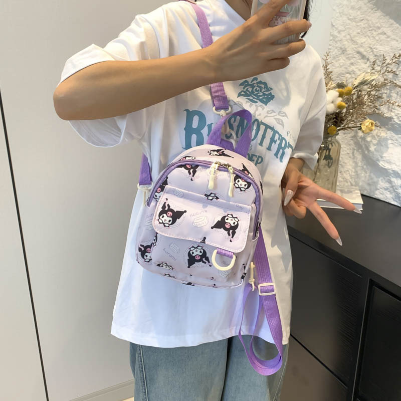 ミニリュックサックの男の子と女の子のカバンの赤ちゃんは旅行に出かけます。|undefined