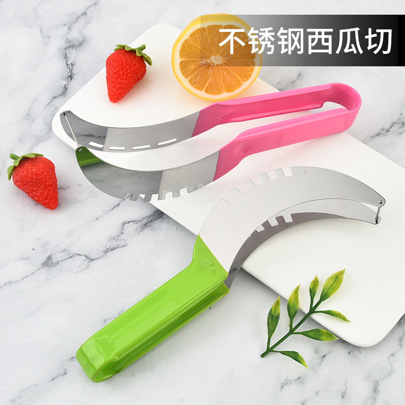 A large number of hot-selling watermelons are cut with a Hami melon fruit slicer, a fruit cutting tool, and a watermelon clip.