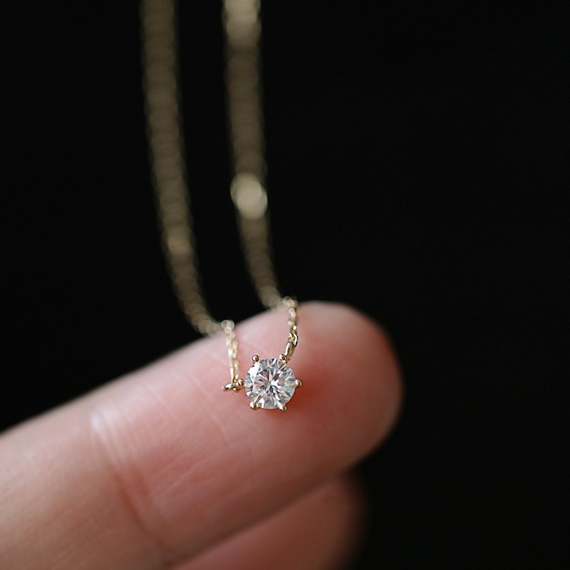 Collier ras-de-cou tendance, style luxueux et léger, orné d'un diamant unique et serti d'un zircon rond à six griffes._voghion.com
