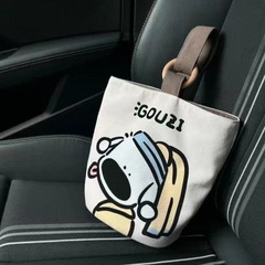 サラリーマンの携帯手提げ袋キャンバスのバケツバッグが可愛いバケツ型の手に持っています。