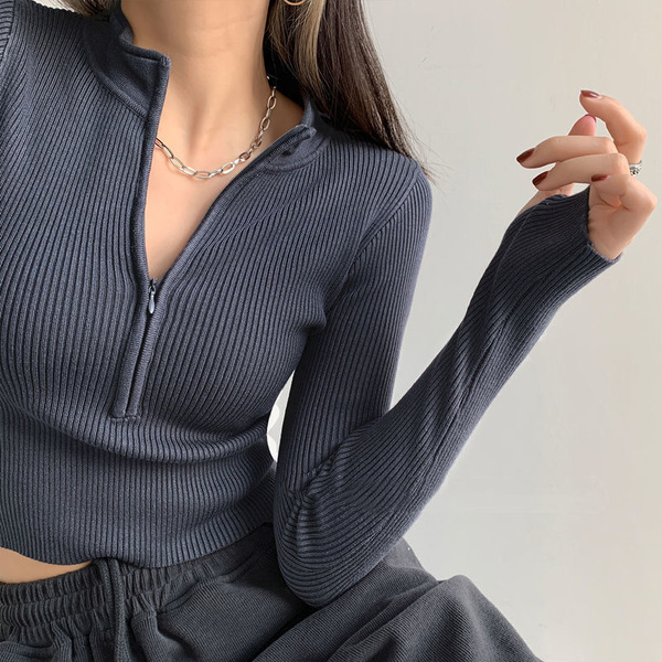 Knitted sweater with zipper