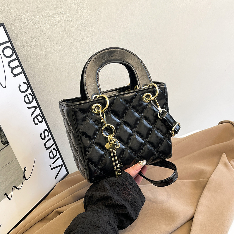 バッグ レディース テクスチャード ダイヤモンド刺繍 ハンドバッグ 韓国版 2025 春夏 ニッチイン 高価値 シングルショルダー クロスボディバッグ|undefined