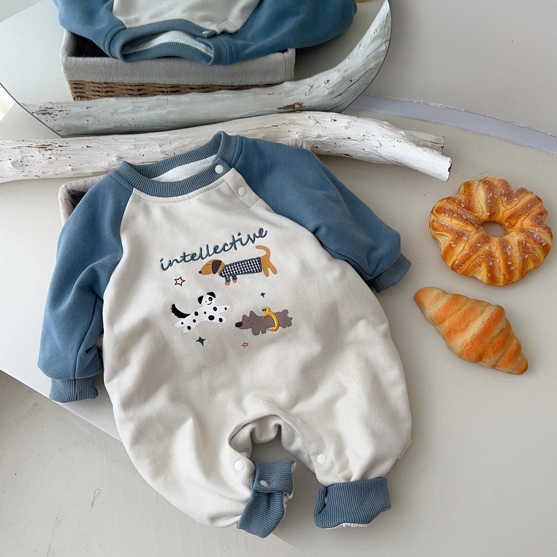 2024 otoño nuevo producto bebé de una pieza de dibujos animados coreanos en contraste traje de escalada mameluco bebé mameluco ropa de bebé