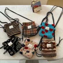 网红新同款毛绒彩虹波点可爱小包粉色单肩斜挎包逛街随身收纳袋