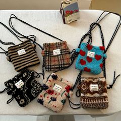 ネット紅新同モデルのぬいぐるみ虹の波点かわいい小包ピンクのシングル肩のショルダーバッグが買い物をしています。
