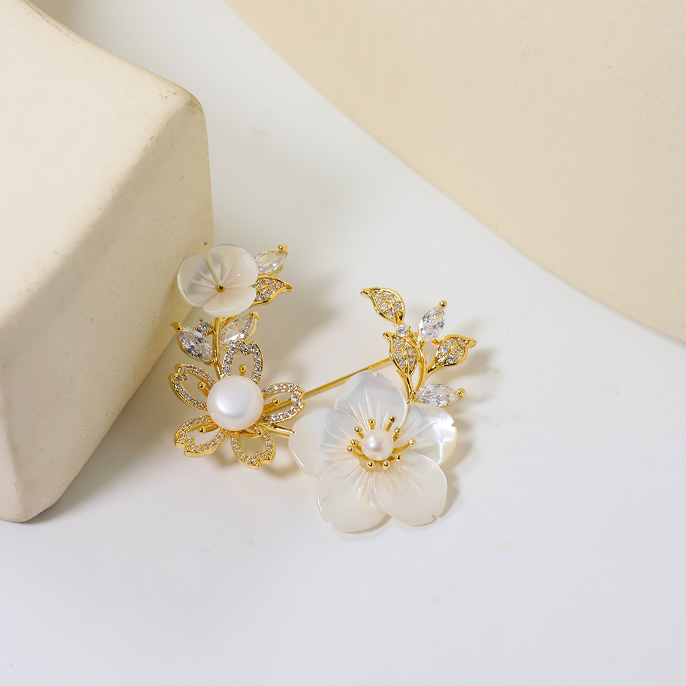 Broche de moda medieval nicho flores retro flores de perlas flores de pecho lujo ligero de alto nivel sensación de fragancia broche de viento mujer image 4