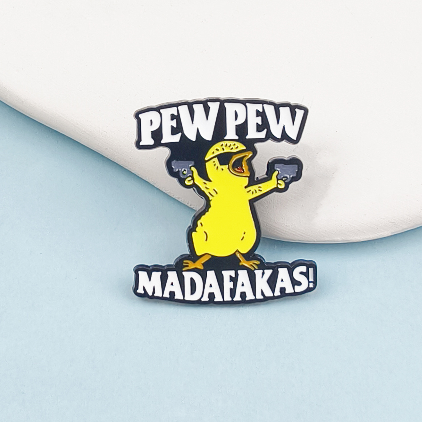 Dibujos animados transfronterizos doble pistola pequeña insignia de pato amarillo creativo atractivo divertido joyería de aleación ropa mochila accesorios broche