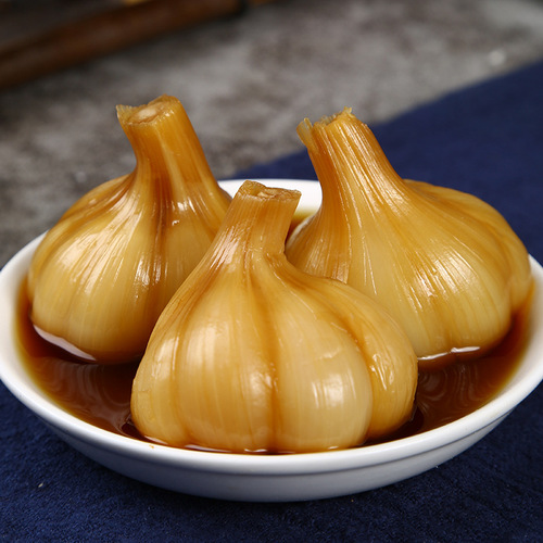 Pickled garlic in sugar and vinegar, brown sugar garlic cloves, pickled fresh garlic, sweet garlic sauce, preserved vegetables, appetizer, side dish, refreshing pickles, pickled vegetables wholesale