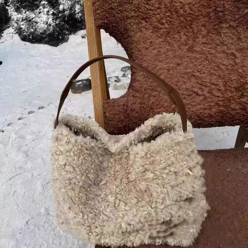 High-quality large-capacity portable plush bag for women, fashionable commuting shoulder, versatile soft curly plush tote bag