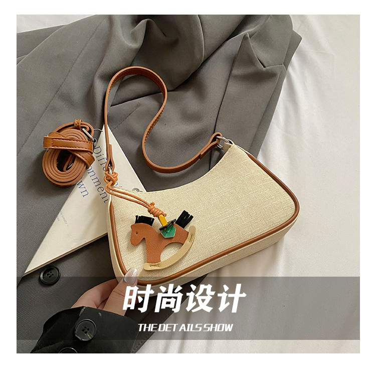 A niche design and fashionable underarm bag for summer 2025, a versatile and high-quality crossbody bag for women's daily commuting Application Scenario