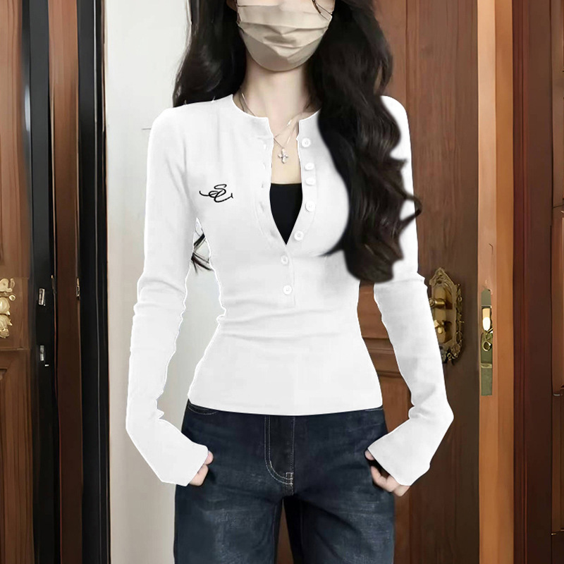 肩のボタンの綿の長袖のtシャツの女性の春秋の中で短いタイプの底のシャツを掛けます。|undefined