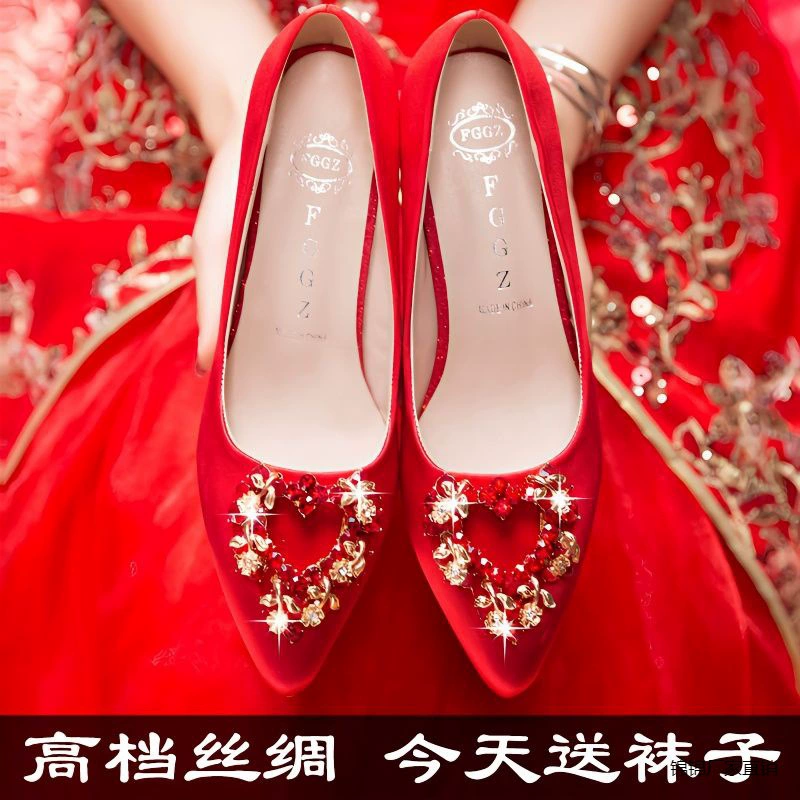 Красная свадебная обувь женская плоская подошва 2024 новые толстые каблуки Xiuhe обувь свадебная обувь невеста обувь удобная для беременных