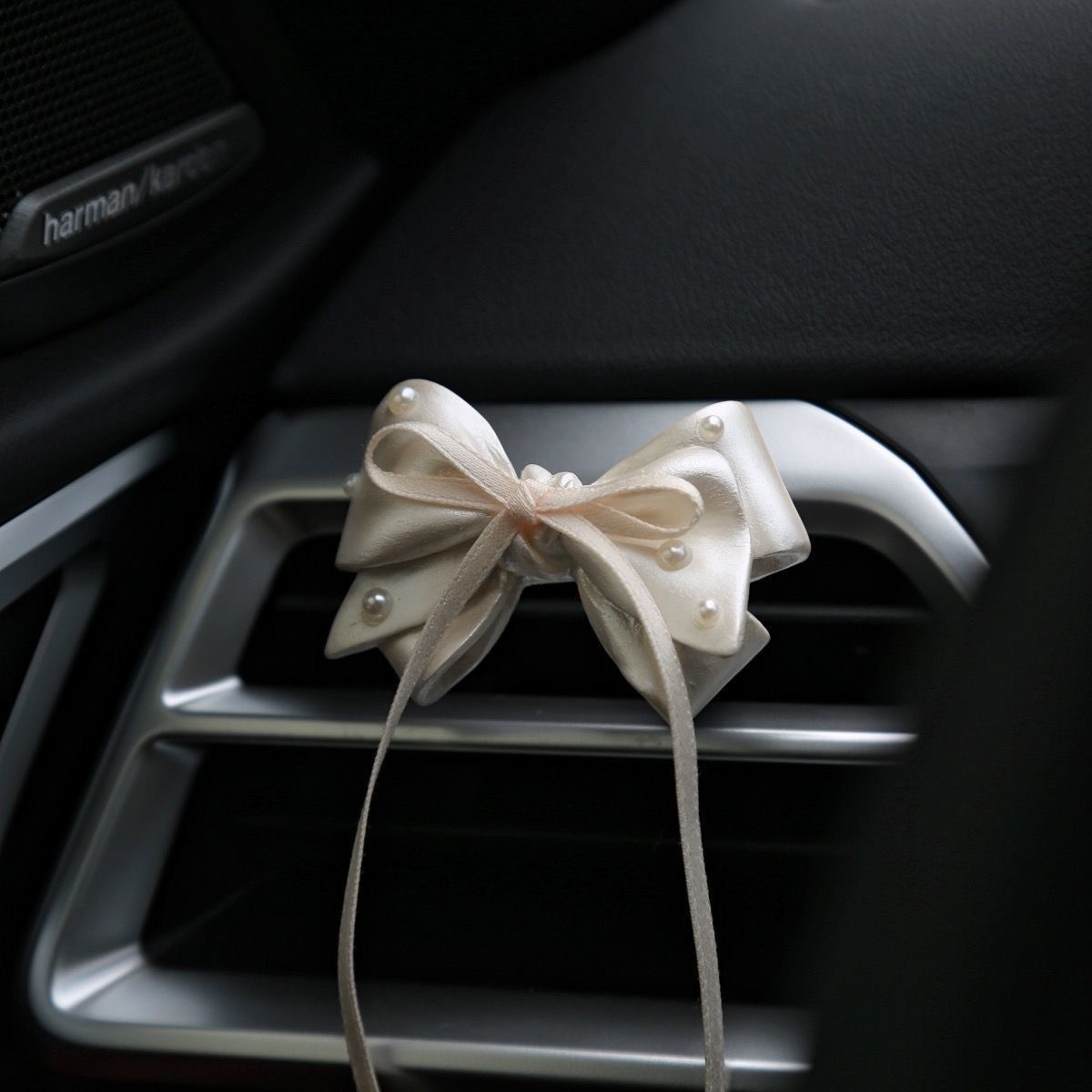 Original handmade high-end pearl cloud air vent fragrance diffuser car perfume air conditioner vent decoration