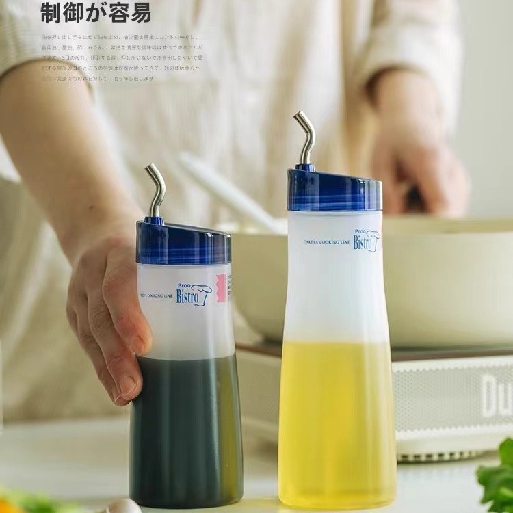 プラスチックのジャージャーの台所は調味料の瓶のジャージャーを押しつぶすことができます。|undefined