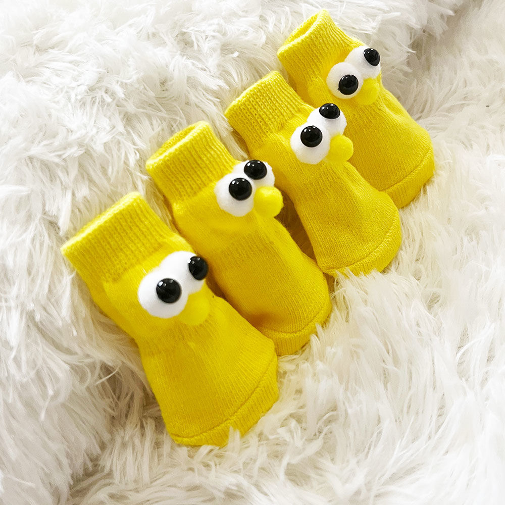 큰 눈을 가진 귀여운 노란빛