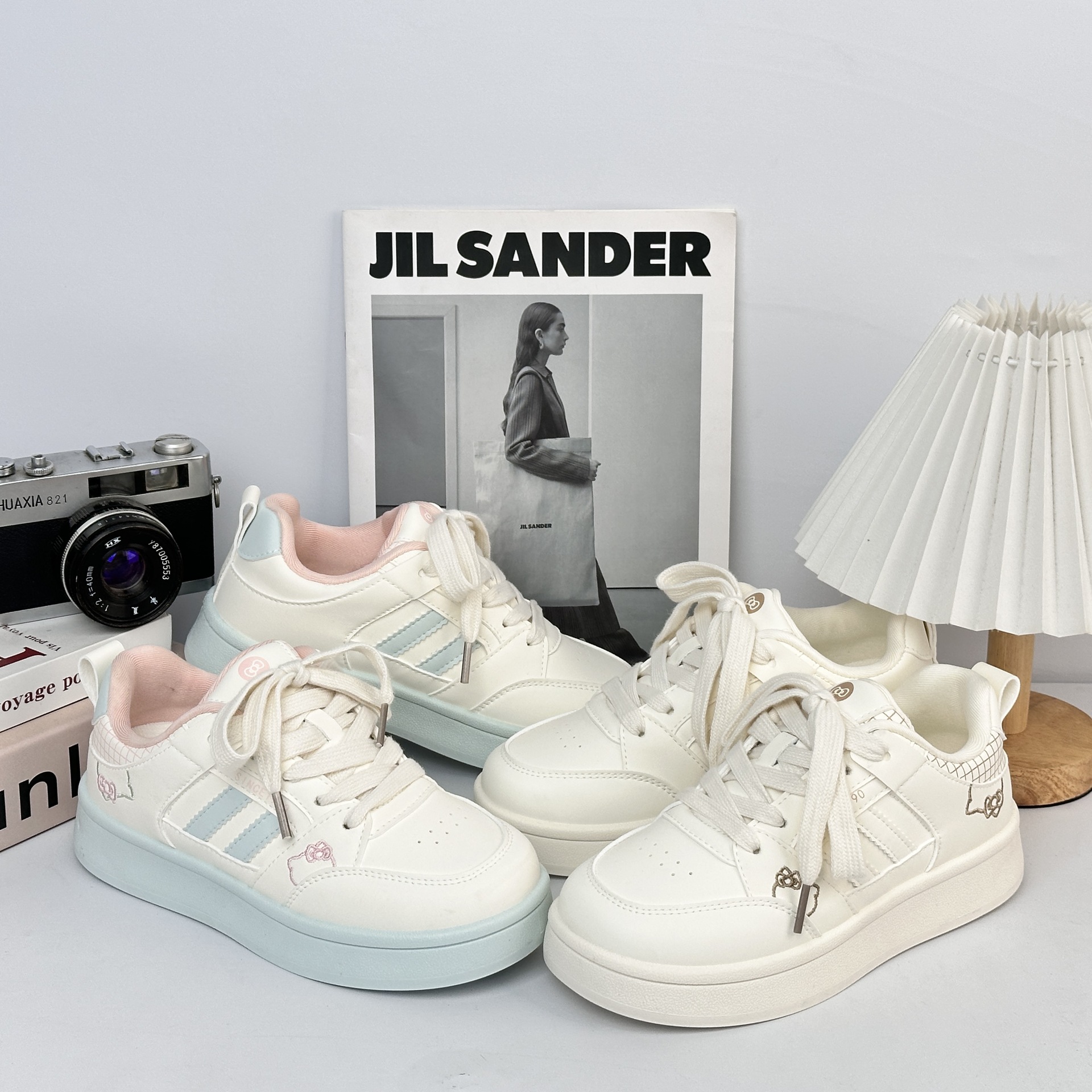 Zapatos de soleas gruesas de larga onda para mujeres 2025 nuevos zapatos blancos de verano nicho universal zapatos de pan de deporte casual