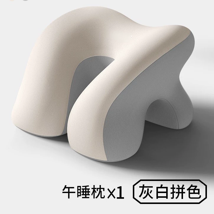 Учащиеся начальной школы используют подушки для сна