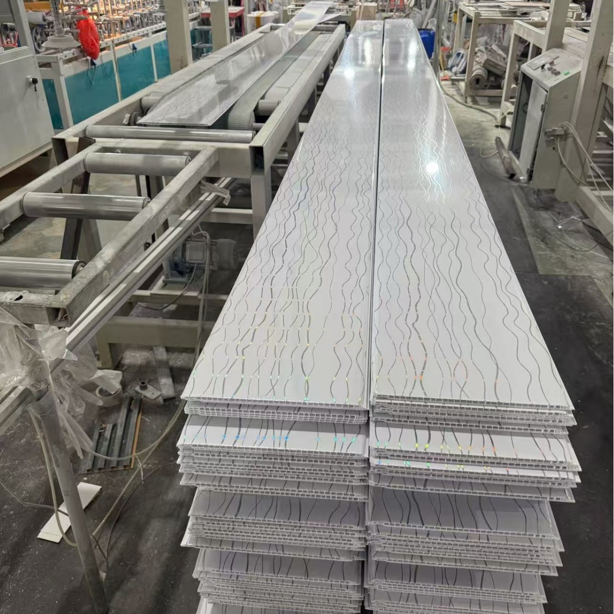 Transferencia de tablero de techo de plástico de PVC exportación transfronteriza dedicada a la decoración del techo interior de la construcción de tablero de fijación de PVC instalación rápida