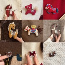 新中式生肖布艺小马胸针可爱卡通创意别针轻奢高级感个性服饰配饰