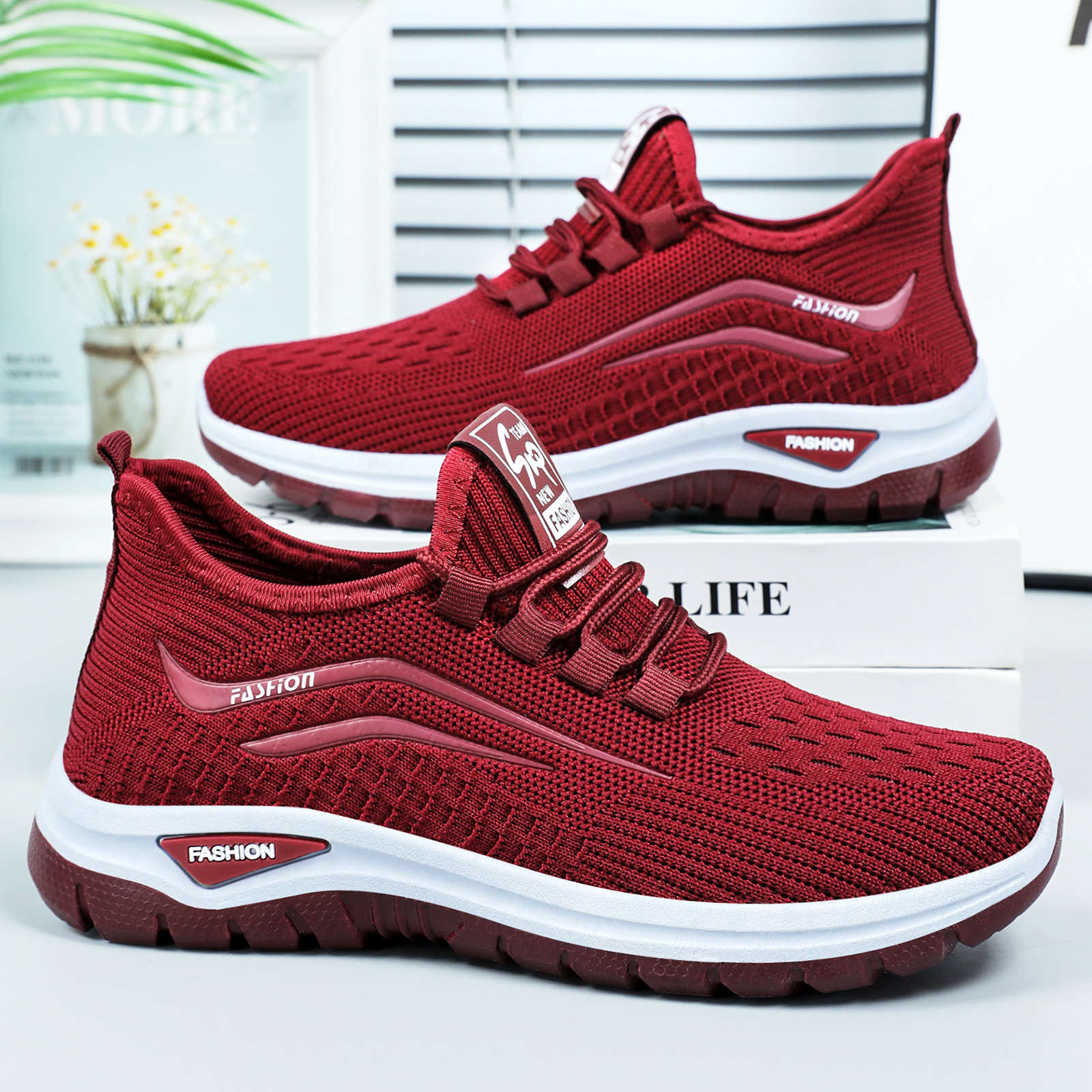 Zapatos de mujer, suela suave, pies no cansados, nuevos zapatos deportivos de suela gruesa de verano, zapatos casuales de tejido volador transpirables, zapatos, todo fósforo para mujeres al por mayor